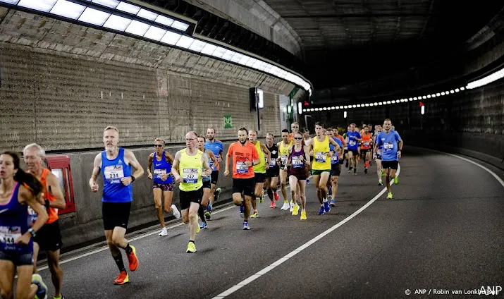 tienduizenden deden mee aan behoorlijk natte dam tot damloop