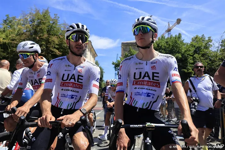 tourpeloton op weg naar frankrijk voor eerste bergrit