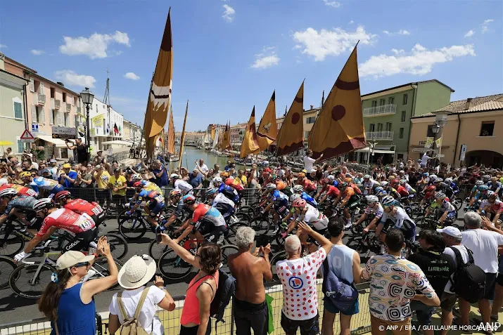 tourpeloton op weg naar lastige finale in bologna