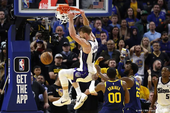 uitblinkende sabonis helpt basketballers kings aan zege op nuggets