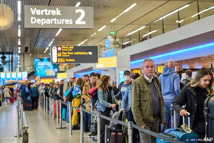 uitgever reismedia roept op tot overheidsingrijpen op schiphol