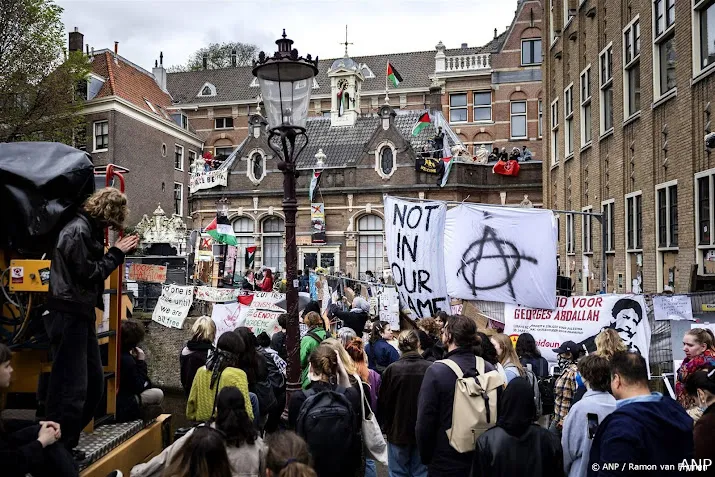 universiteit doet aangifte lokaalvredebreuk vernieling en dwang