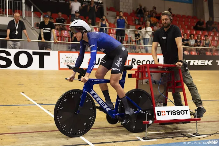 van dijk verbetert werelduurrecord ruim naar 49254 kilometer