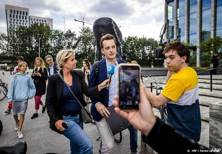 van lienden hoort of hij mag aanblijven bij mondkapjesstichting