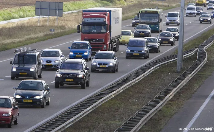 veel drukte op wegen naar fashion outlets