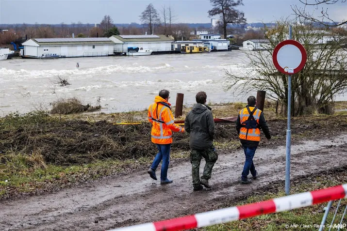 veerponten uit de vaart om hoogwater maas