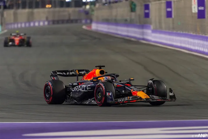 verstappen staat in saudi arabie voor een inhaalrace