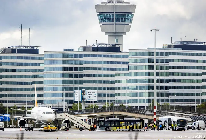 vliegtuig met evacues uit afghanistan landt op schiphol