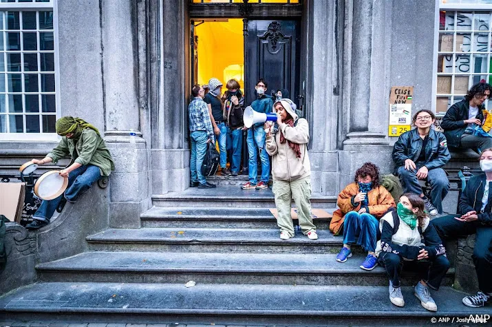 voorzitter college van bestuur uu in gesprek met demonstranten