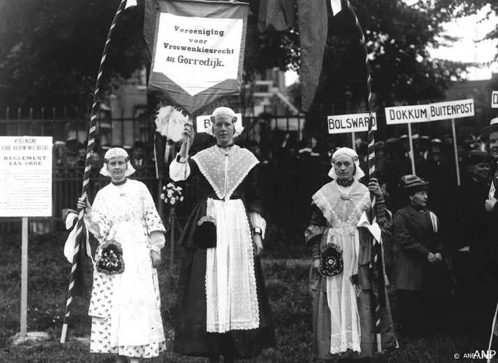 vrouwen gratis naar het museum in de kerk