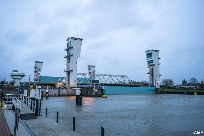 water zakt hollandsche ijsselkering en haringvlietsluizen open