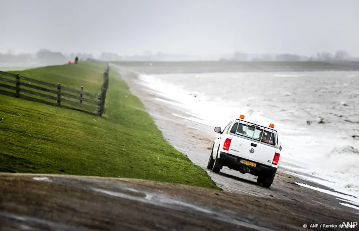 waterschappen inspecteren dijken en sluiten buitendijkse paden af