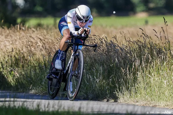 wielrenster van anrooij verrast met winst in trofeo alfredo binda