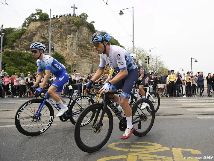 yates verrast zichzelf met zege in tijdrit in giro ditalia