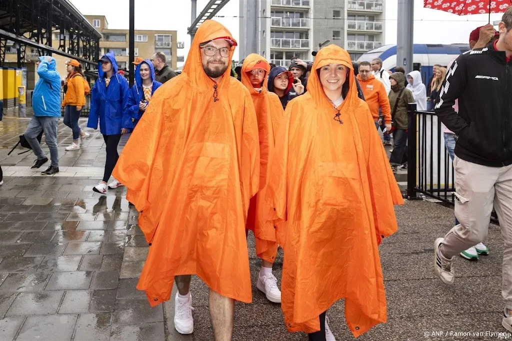 Enkele vroege Formule 1fans al in trein naar Zandvoort