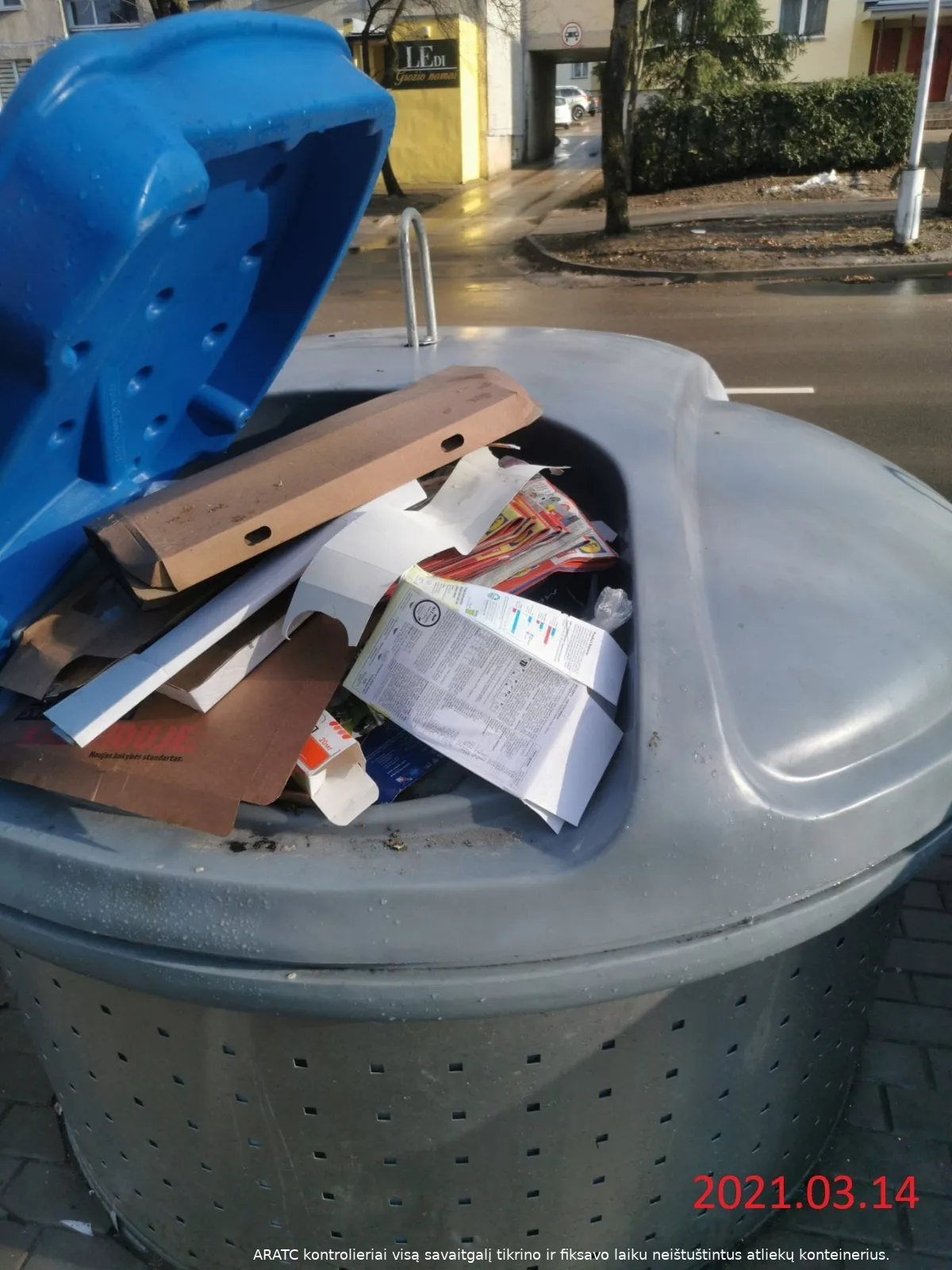 neisveztos popieriaus atliekos konteineryje