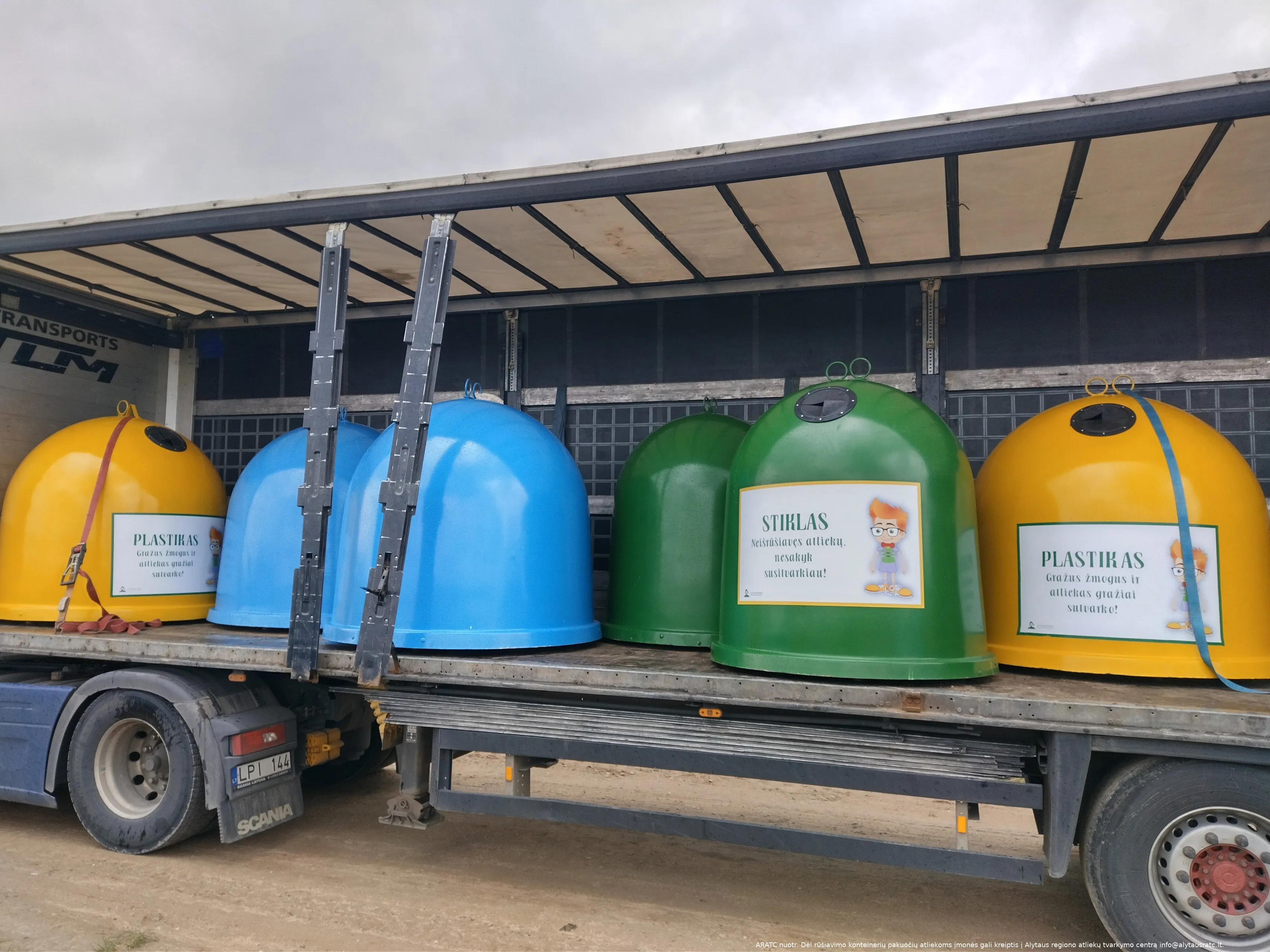 konteineriai su lipdukais prezidenturai