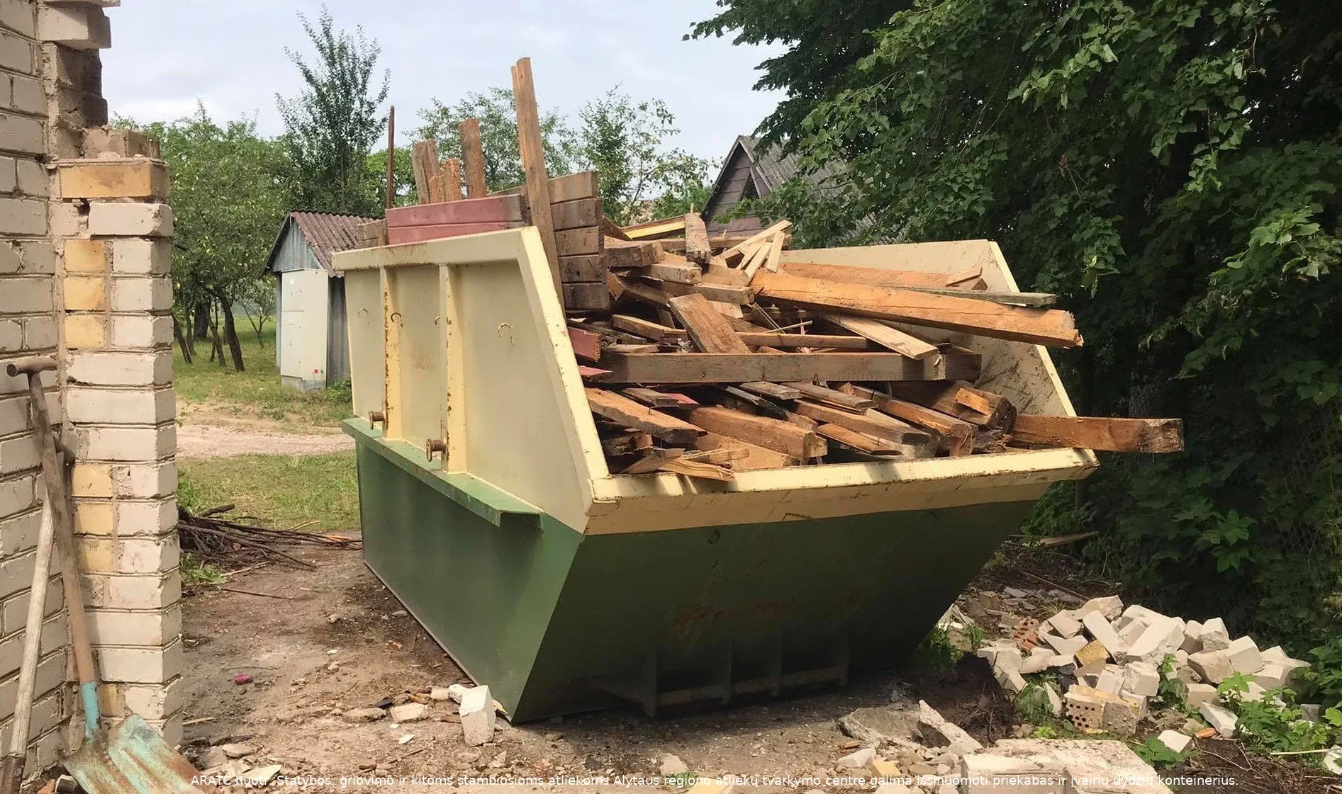 statybu tvarkymnas konteineris su mediena