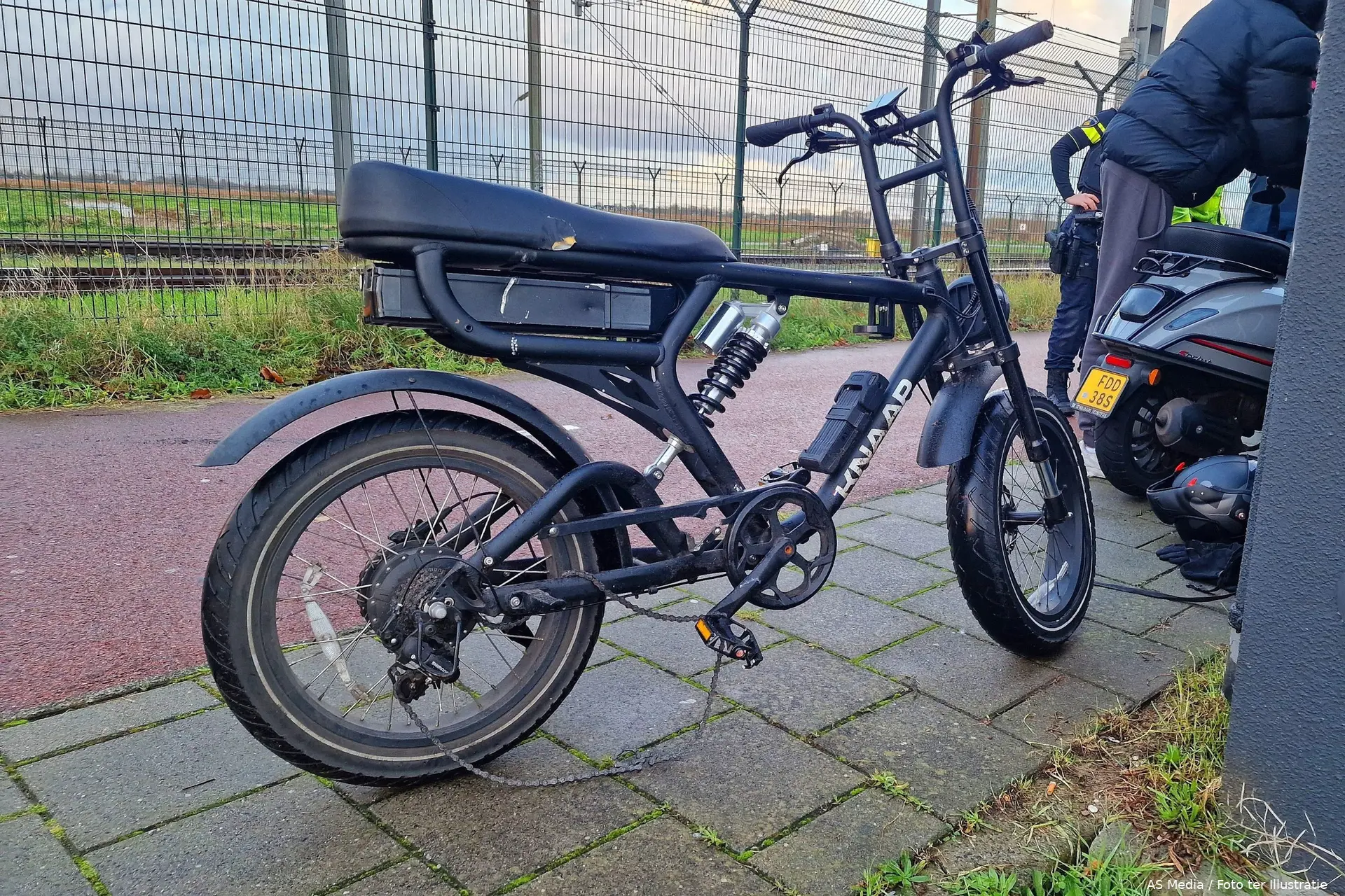 jongens op fatbike beroven vrouwen amsterdam as media scaled