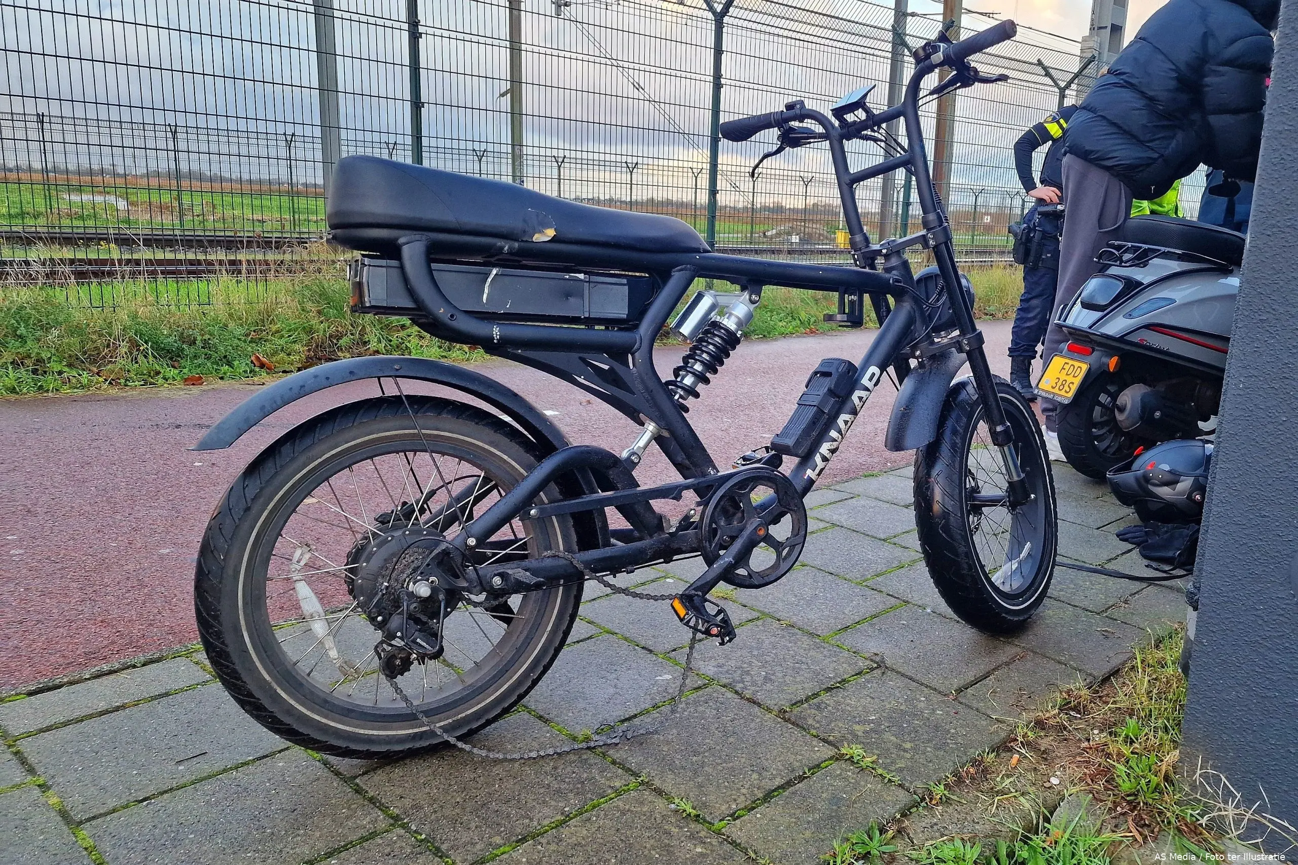 jongens op fatbike beroven vrouwen amsterdam as media scaled