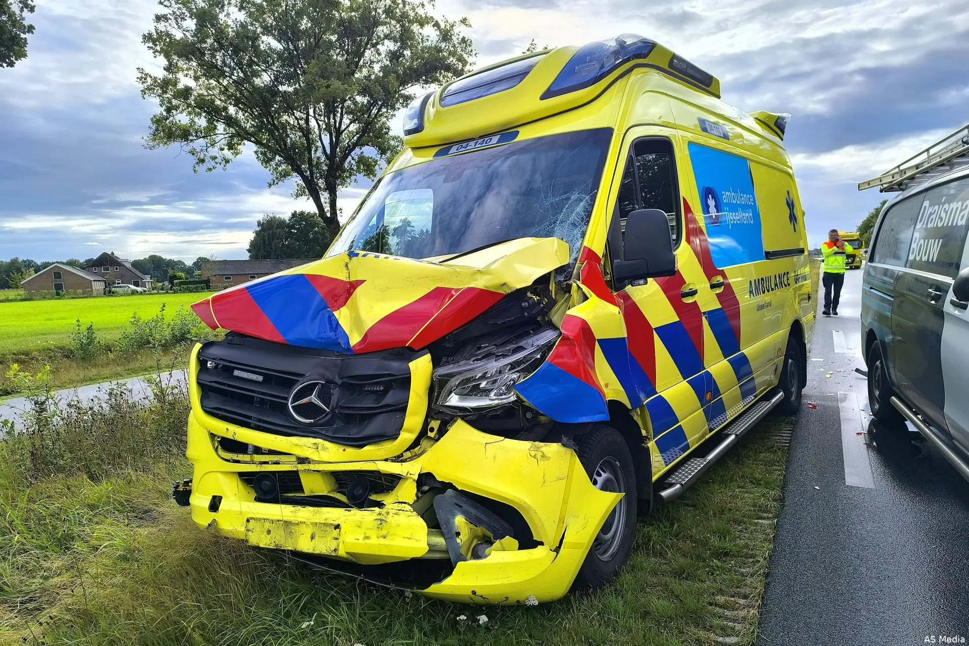 ambulance in botsing dalfsen3 scaled