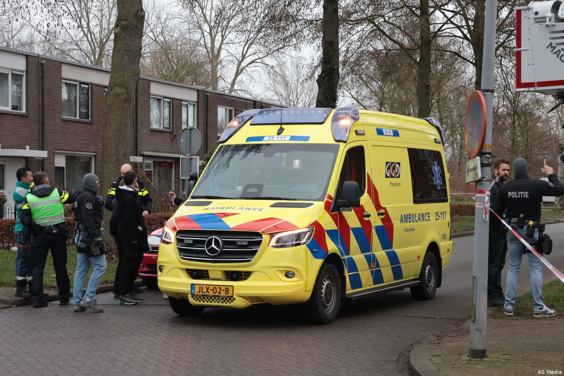man op dak almere2 scaled