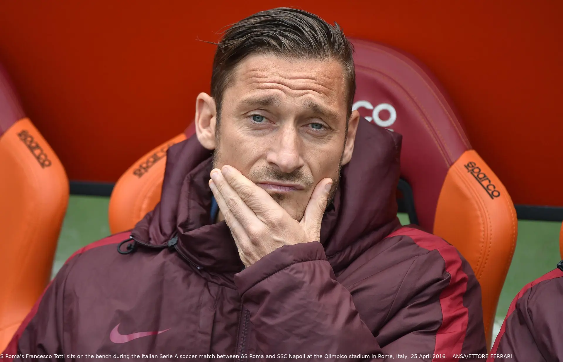 totti perplesso panchina