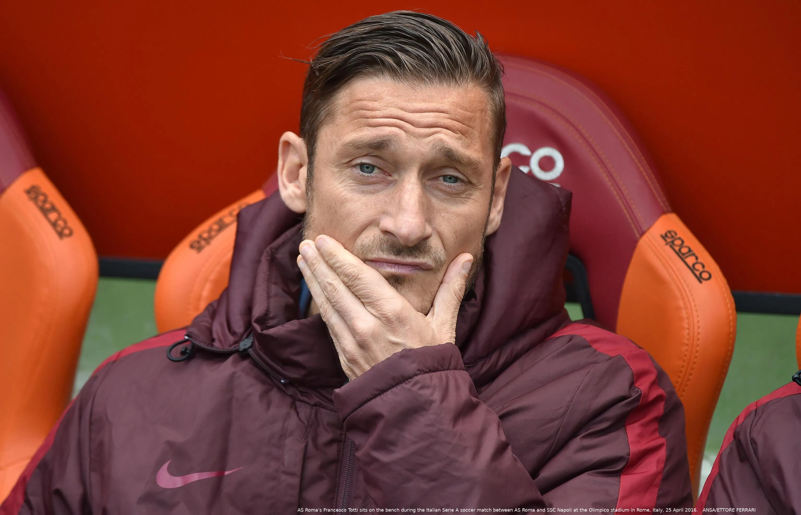 totti perplesso panchina