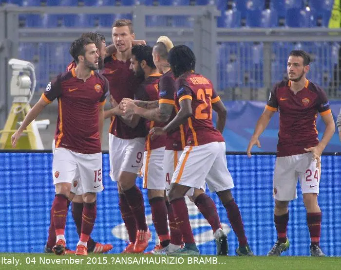 dzeko gruppo esulta roma bayer