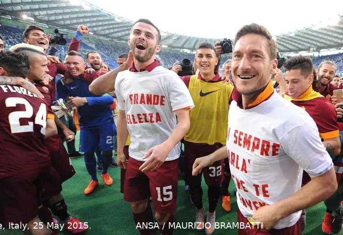 lazio roma totti pjanic magliette derby