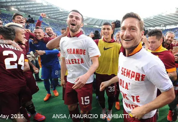 pjanic totti maglia post derby