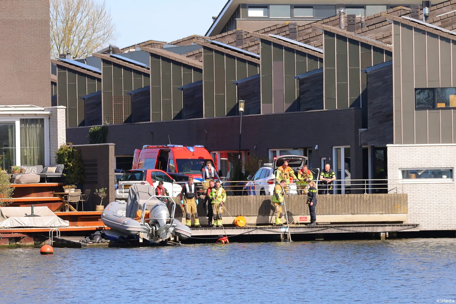 persoon te water zaandam scaled
