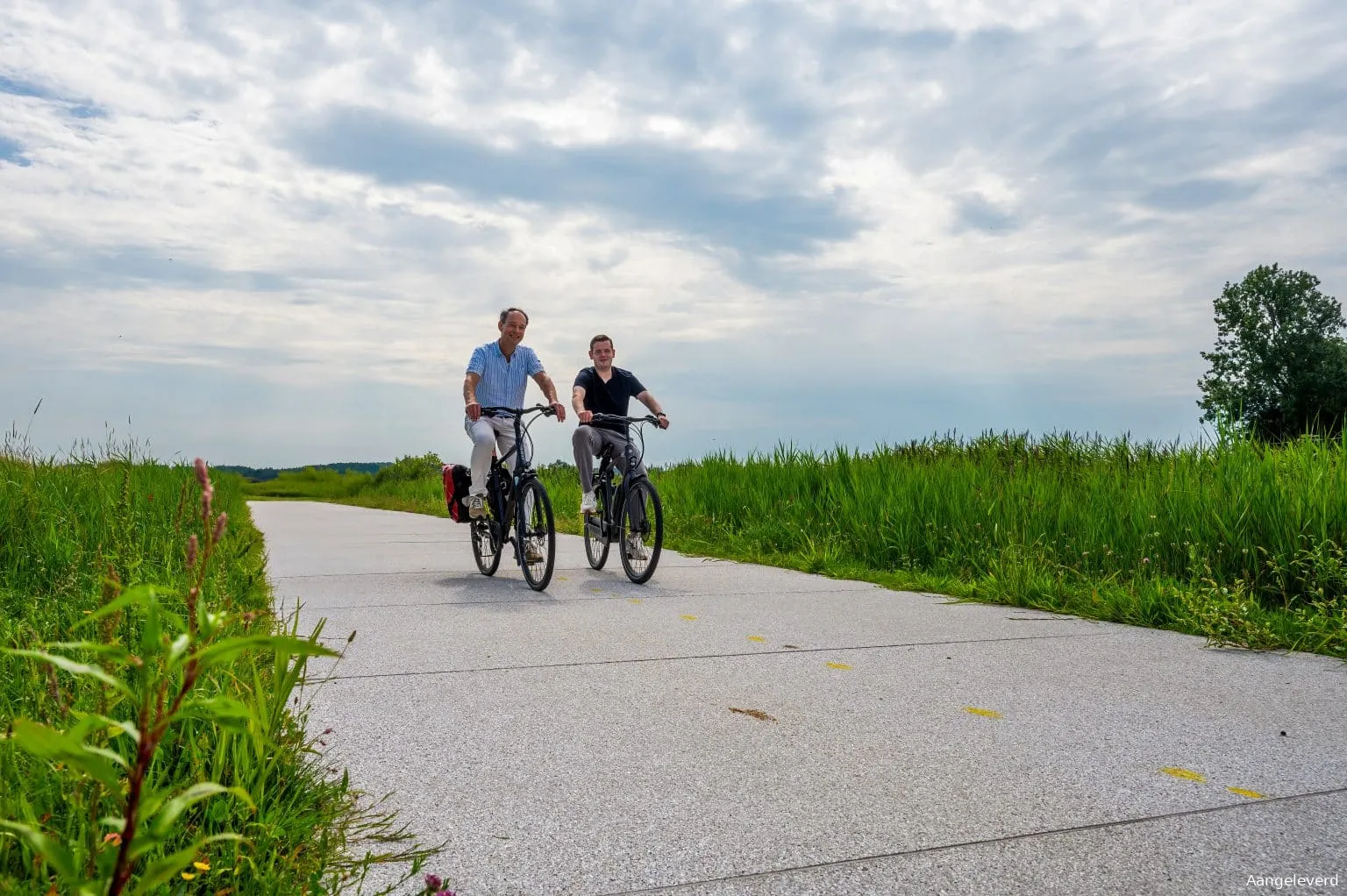 wethouders ernest briet en christiaan peetom maken testrit fietspad sluispolder 1536x1022