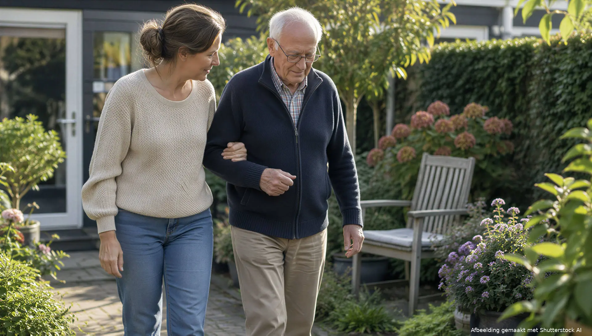 Dochter ondersteunt haar vader tijdens een wandeling door de tuin.