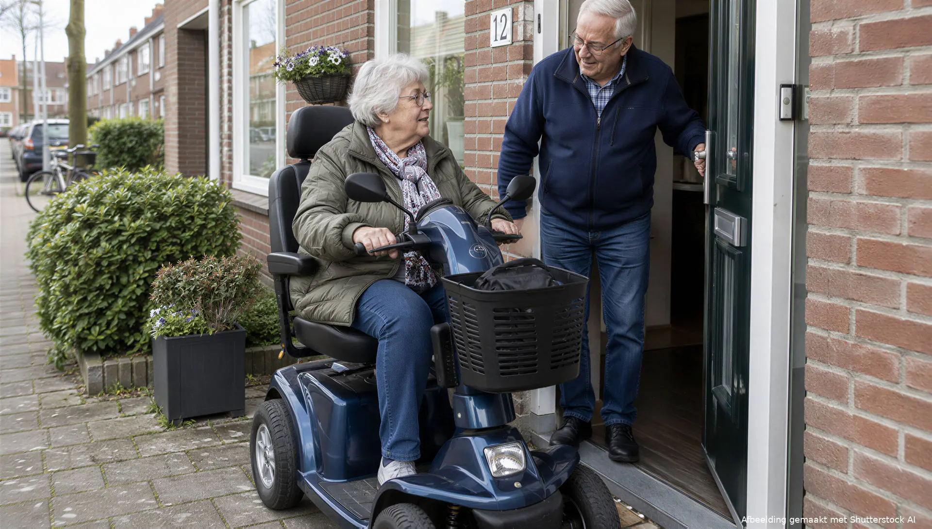 Vrouw met een scootmobiel bij haar woning, samen met haar partner.