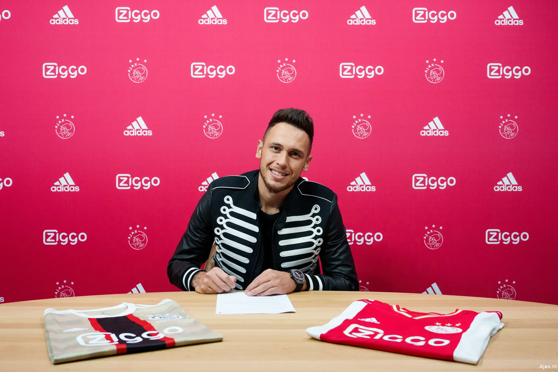 Lucas Ocampos Presentatie Contract Tekenen