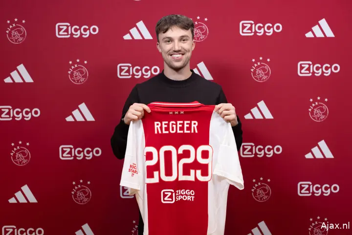 Youri Regeer tekende vrijdag een contract tot medio 2029 bij Ajax. (<i>FOTO: AFC AJAX</i>)