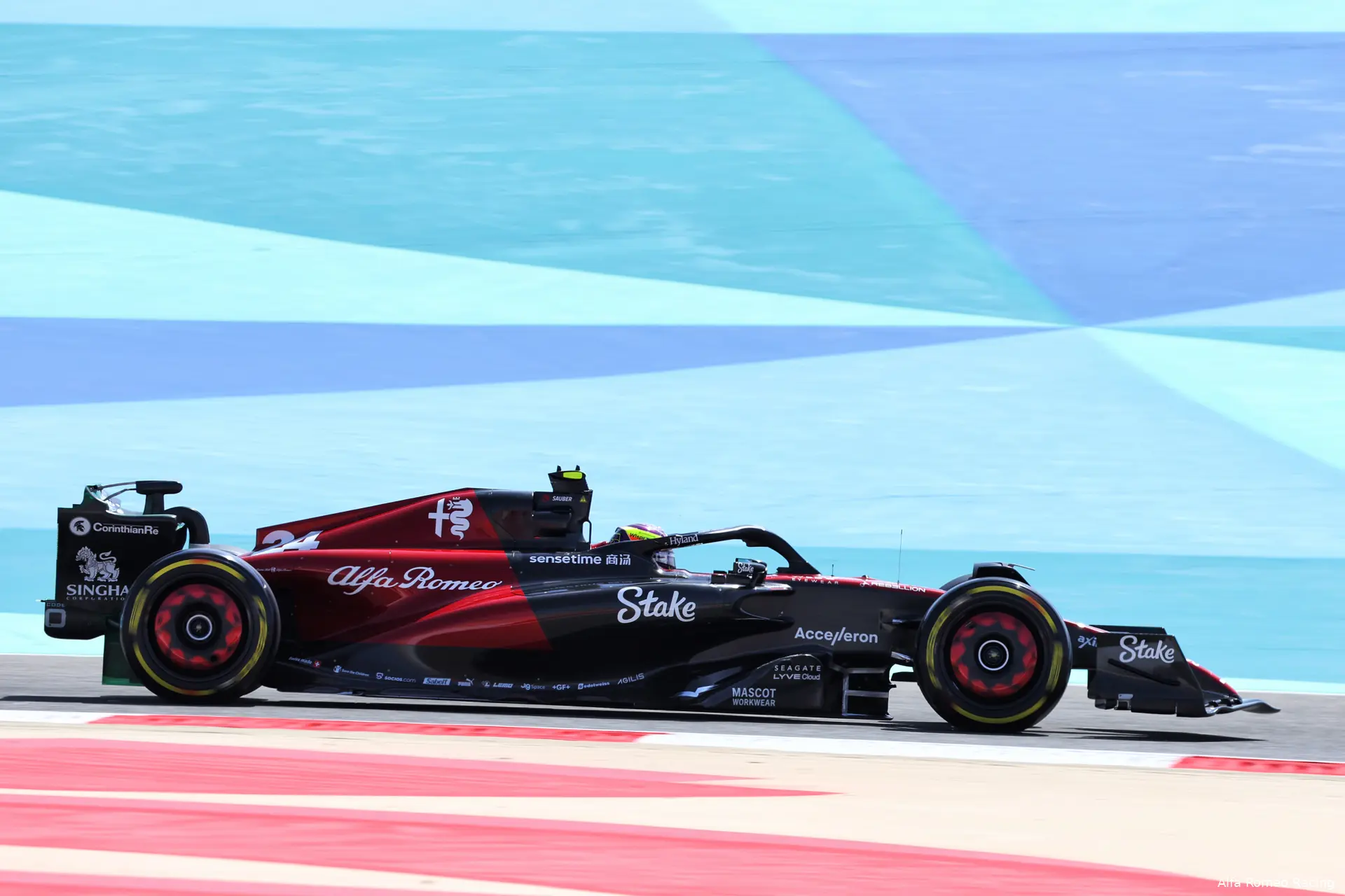 guanyu zhou c43 alfa romeo f1 testing bahrein 2023 2