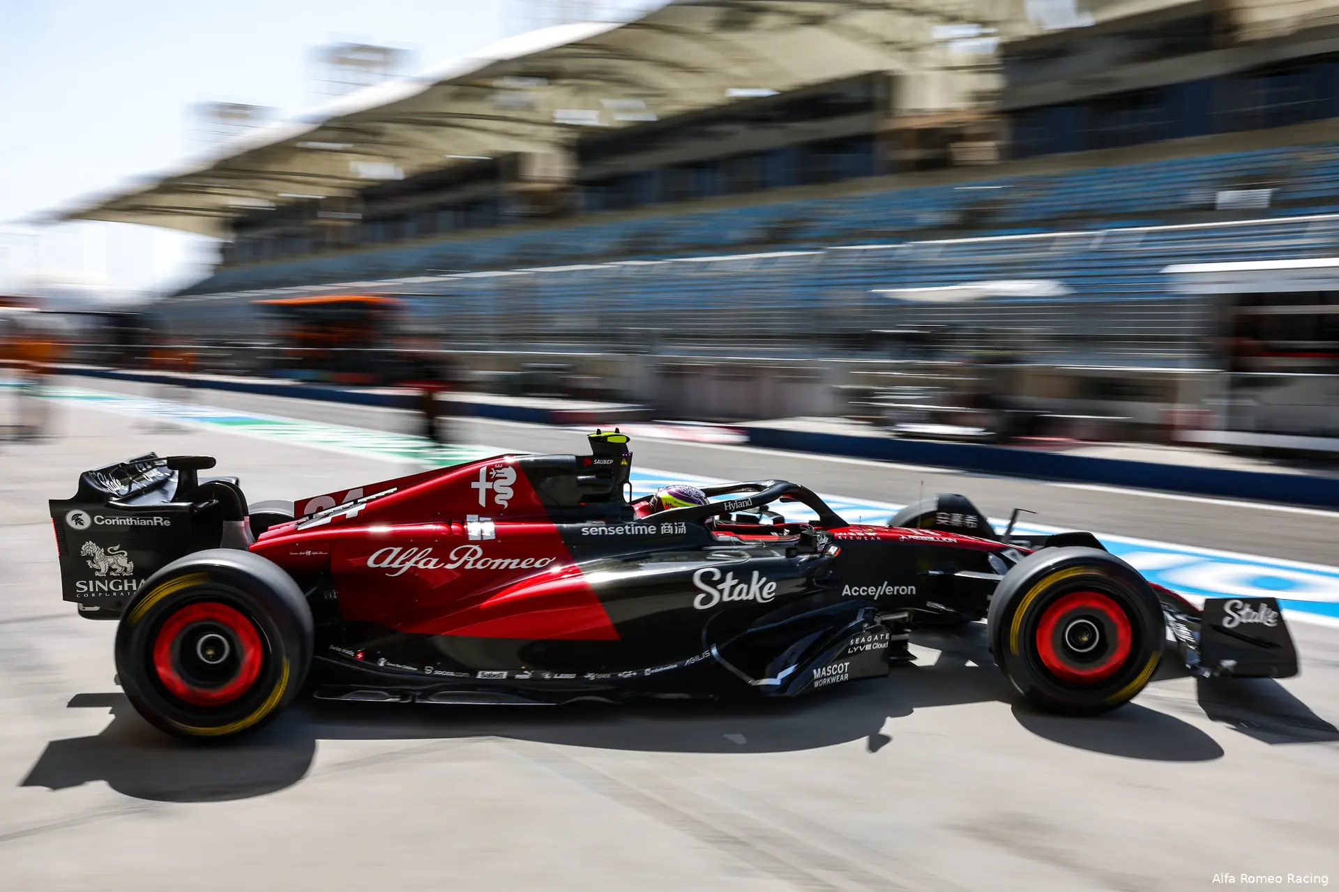guanyu zhou c43 alfa romeo f1 testing bahrein 2023 4