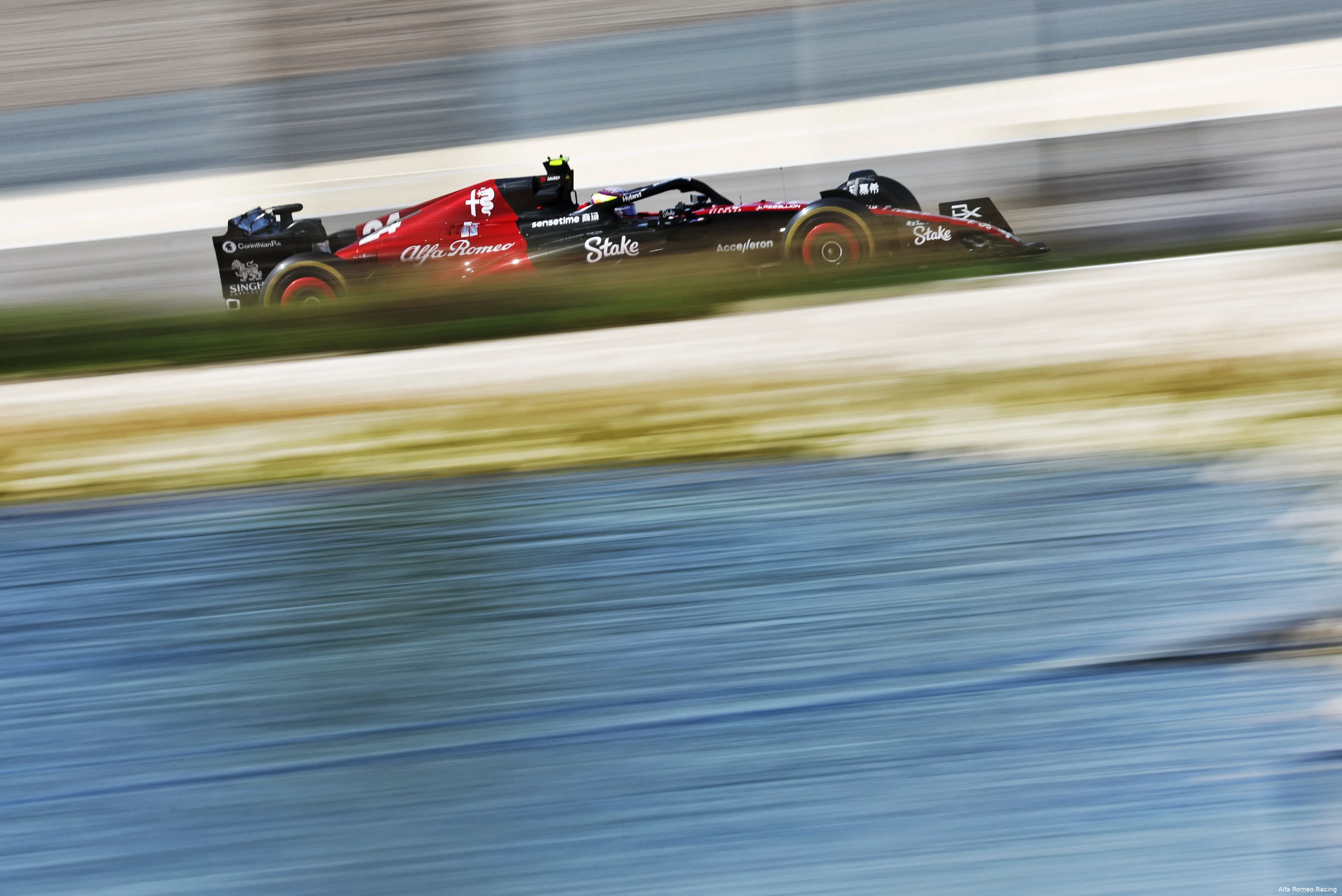 guanyu zhou c43 alfa romeo f1 testing bahrein 2023 3