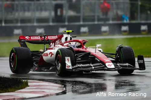 <i>De C42 op het natte Japanse asfalt.&nbsp;</i>