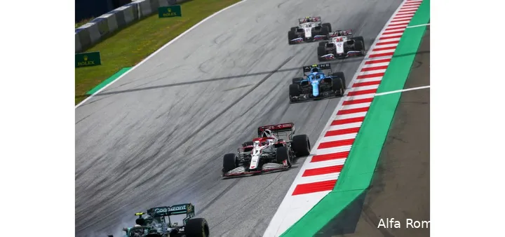 Kimi Räikkönen bleef gedurende de hele eerste stint in een treintje rijden (Foto: Alfa Romeo Racing).