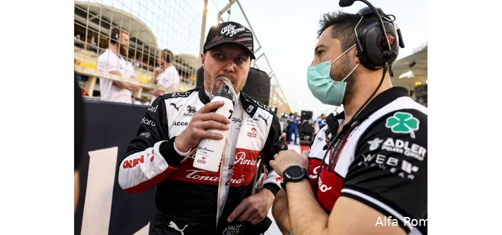 <i>Valtteri Bottas leek met zijn overstap naar Alfa Romeo een stap terug te doen, maar begon de Grand Prix van Bahrein 2022 op de derde startrij naast oud-teamgenoot Lewis Hamilton. (Foto: Alfa Romeo Racing)</i>
