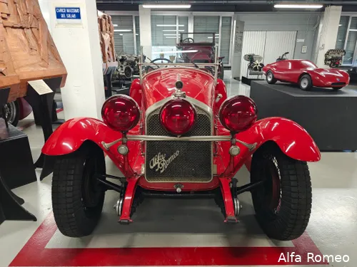 In de 'geheime voorraad' vind je niet alleen nieuwe auto's, maar juist ook veel oudjes. Deze bijzondere bolide met zijn drie rode koplampen bijvoorbeeld