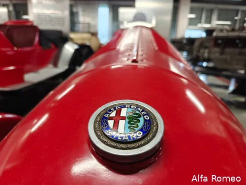 Vaak verraadt het logo hoe oud de auto is die voor je staat.