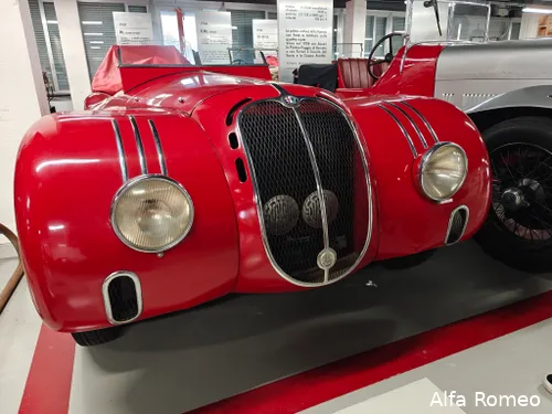Sommige auto's zijn verder amper als Alfa Romeo's te herkennen: deze kan ook door voor droogtrommel. Dit was overigens een auto waarmee de chauffeur van Mussolini zou rijden en werd ontwikkeld voor de koloni&euml;n van Itali&euml;.