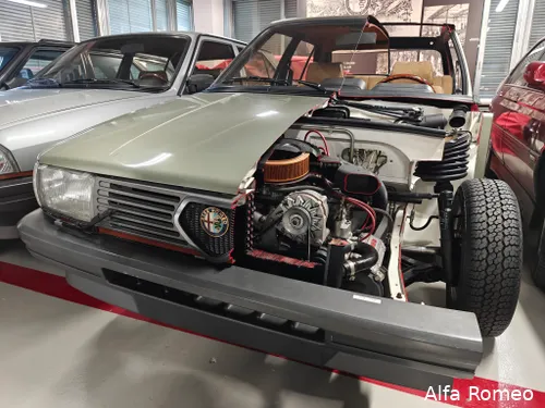 Deze auto valt enorm op: hij geeft veel bloot.