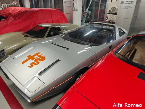 Deze auto stamt uit 1971 en was ook vrij futuristisch met zijn lange neus. En: geen deuren.