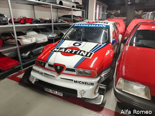 De rally-auto's vragen met hun kleuren ook aandacht.