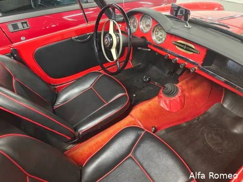 Zo luxe als sommige auto's aan de buitenkant zijn, zo eenvoudig zijn ze soms aan de binnenkant.